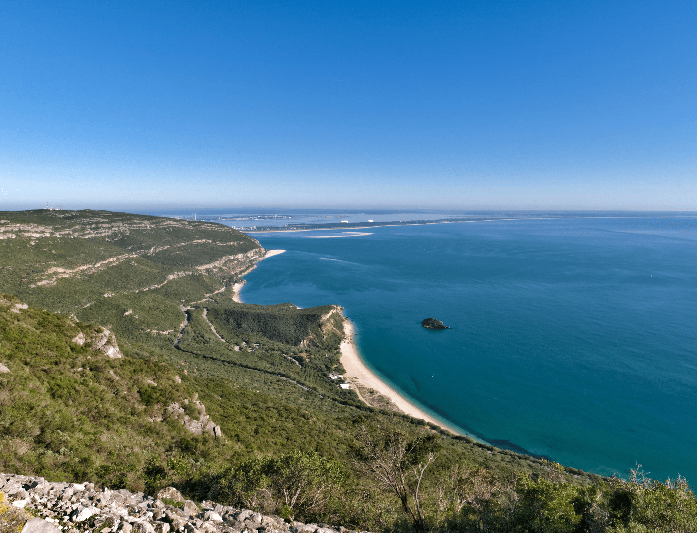 Vista aérea da costa de Setúbal e da península de Tróia